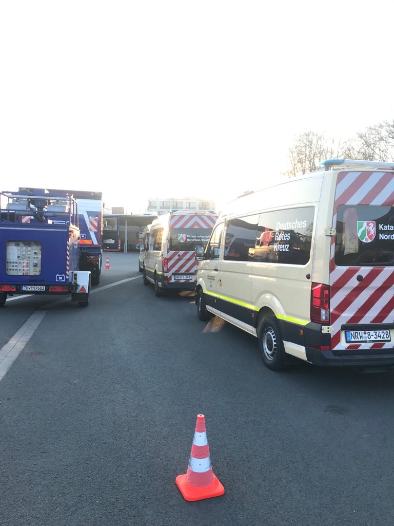 DRKGrefrath's tweet photo. Seit heute 15 Uhr sind wir in #Essen im Einsatz. Der Betreuungs-Kombi 2.0 und drei Helfer unterstützen bei einer Evakuierung aus Anlass eines Bombenfundes. #DRK #Grefrath https://t.co/m3I1sf3aYP