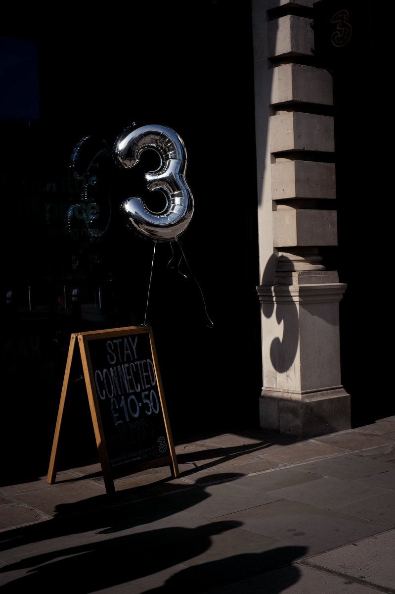 swedeemum's tweet photo. Day off and sunshine .. camera at the ready! #streetphotography #candidlife #womenstreetphotographers #londonlife #everyclicktellsastory https://t.co/TqJGQOaiVV