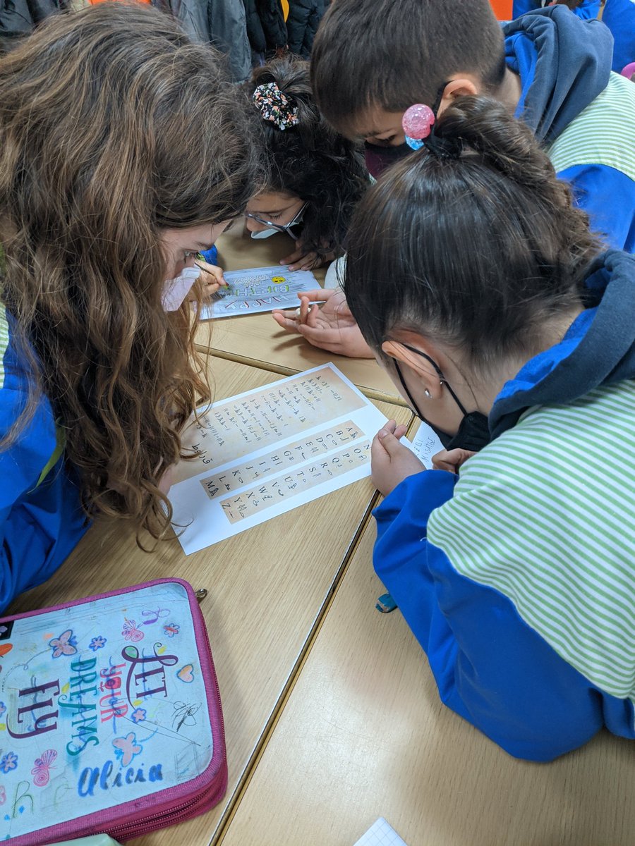 angelsmdc's tweet photo. Marxem de convivències 2 dies i avui hem rebut un missatge molt misteriós! Ens toca desxifrar-lo. Què ens dirà? 5è #escolamdcprat #aula2 https://t.co/4NtPm7CBbI