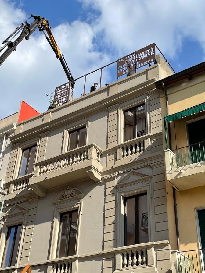 Hanno completato di montare l'insegna della facciata dell'immobile confiscato di Via Possidonea 53! Un’insegna che simbolicamente inaugura un nuovo spazio comune nel comune di #reggiocalabria grazie a #impronteasud sostenuto da <a href="/ConilSud/">Fondazione CON IL SUD</a> 
#welfaredicomunità #consorziomacramè