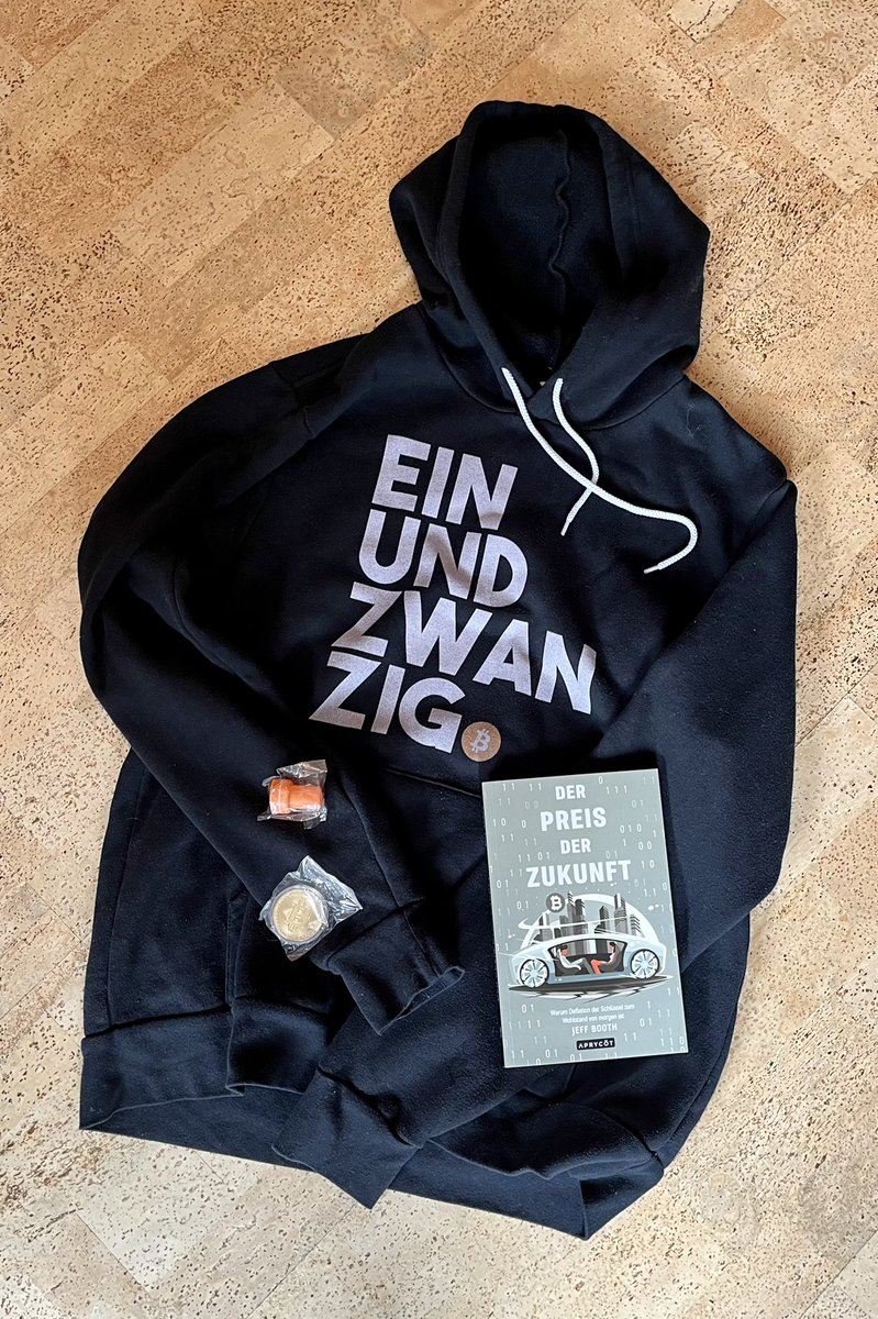 Räume gerade auf und dachte da mache ich ein kleines Giveaway 😊

✅ <a href="/_einundzwanzig_/">Einundzwanzig 🎙</a> Sweater der ersten Stunde (gibts nicht mehr) – mieser Druck, aber 1 Stück History 😍
✅ Der Preis der Zukunft 📕 
✅ Bitcoin-Stempel &amp; Münze 🪙 

Wie? <a href="/aprycotmedia/">Aprycot Media 📚</a> folgen, Retweet - 48h Zeit