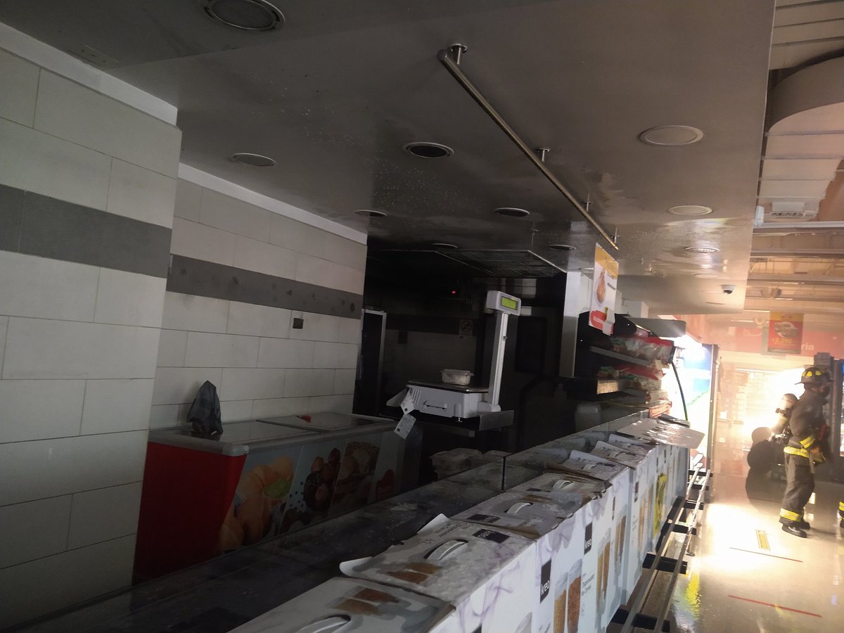 PCivil_informa's tweet photo. Aproximadamente 40 personas entre clientes y trabajadores de supermercado Santa Isabel Marina Arauco fueron evacuados del local por inflamación de freidora en área de platos preparados en esta emergencia no se registraron personas lesionadas ni mayor daño estructural. https://t.co/k3FQNw4w70
