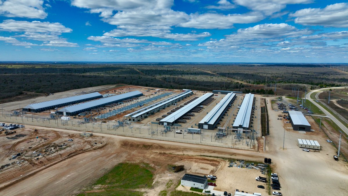 chadeverett's tweet photo. [ Happy Tuesday ]

Just another day of Big Skies &amp; Bitcoin Mining 

#Bitcoin #Construction #Texas #Energy #dronephotography https://t.co/RD0gQNPE44