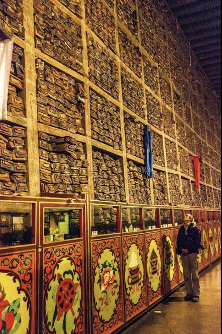 Brendawalace's tweet photo. En el año 2003, detrás de uno de los muros de la sala de rezos del templo budista de Sakya, en el Tíbet, se halló una biblioteca oculta. Esta albergaba en su única estantería más de 80.000 pergaminos sobre literatura, filosofía, ciencia y cultura tibetana. 

Durante la👇🏻 https://t.co/xOpiiKi0uf