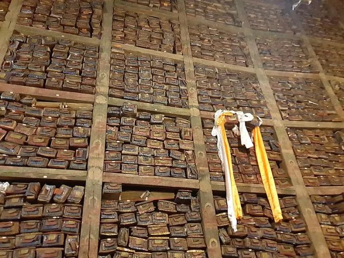 Brendawalace's tweet photo. … algunas obras tienen más de 1000 años y muchas de ellas están escritas a mano en tibetano, sánscrito, chino y mongol.

Circulan varias leyendas relacionadas con el descubrimiento de este tesoro.Una de ellas dice que la 👇🏻 https://t.co/SWsjDWVMlS