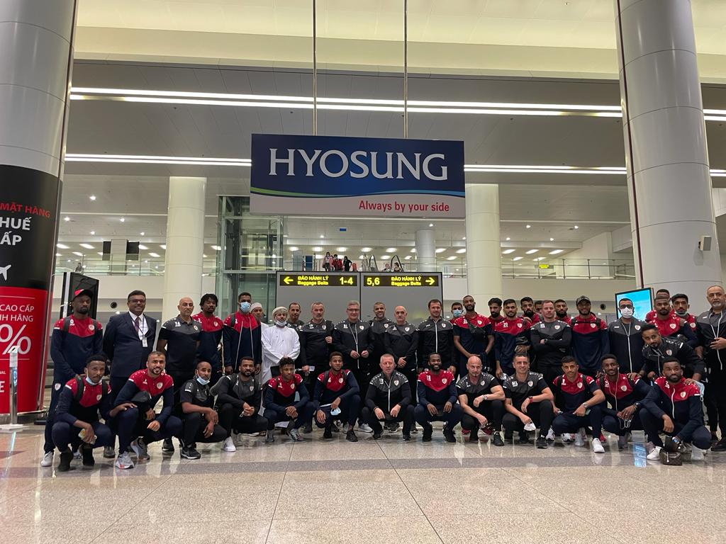 التقى سعادة السفير صالح بن محمد الصقري ببعثة سلطنة عمان لكرة القدم والتي وصلت إلى العاصمة هانوي مساء يوم الاثنين، حيث سيلتقي المنتخب الوطني نظيره الفيتنامي في مبارات الإياب لتصفيات كأس العالم لكرة القدم 2022 يوم الخميس الموافق ٢٤ مارس الحالي