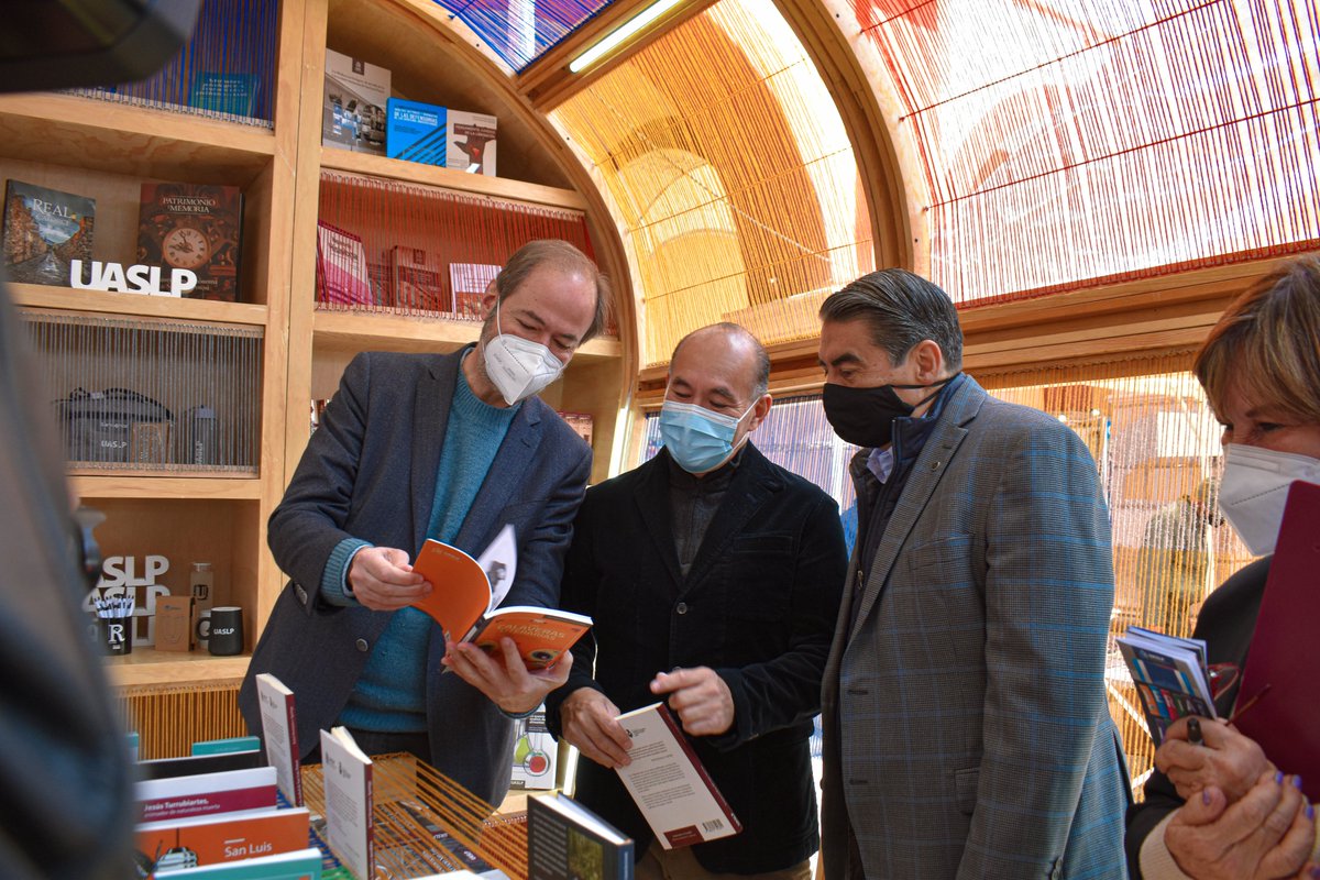 7cGaleria's tweet photo. ¡Así se vivió la presentación del libro "La tierra de la gran promesa" de Juan Villoro en la #46FNLUASLP de la @LibreriaUASLP de la @LaUASLP para contar la vida de un documentalista que retrata el México contemporáneo! 📸📚
Click para ver nota completa 👉 https://t.co/gHyduRnBpz https://t.co/d1exQOplr6