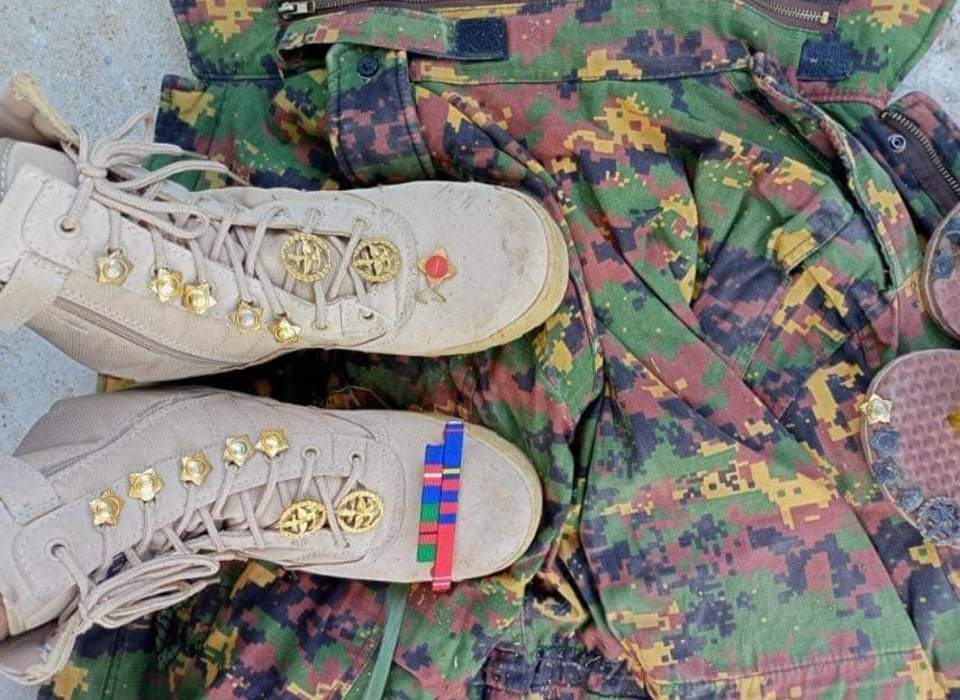 Sky08234158Sky's tweet photo. The People's Defense Force (PDF) won $ 18,500 at an auction of shoes adorned with stars on the shoulders of terrorists.
The military dictatorship must fail.
#2022Mar23Coup
#WhatsHappeningInMyanmar
#MostExpensiveShoes https://t.co/2yXLqP9waX