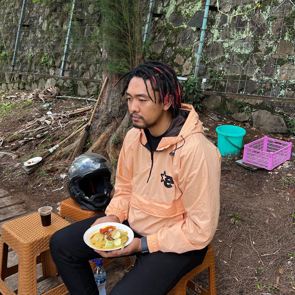 uusbiasaaja's tweet photo. Bapak-bapak bengong, mau sarapan aja nyiapin mental dulu. https://t.co/M5K25jNhhR