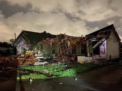 garlandgillen's tweet photo. Damage in Arabi tonight from the tornado. @FOX8NOLA https://t.co/wO4BhY2ljT