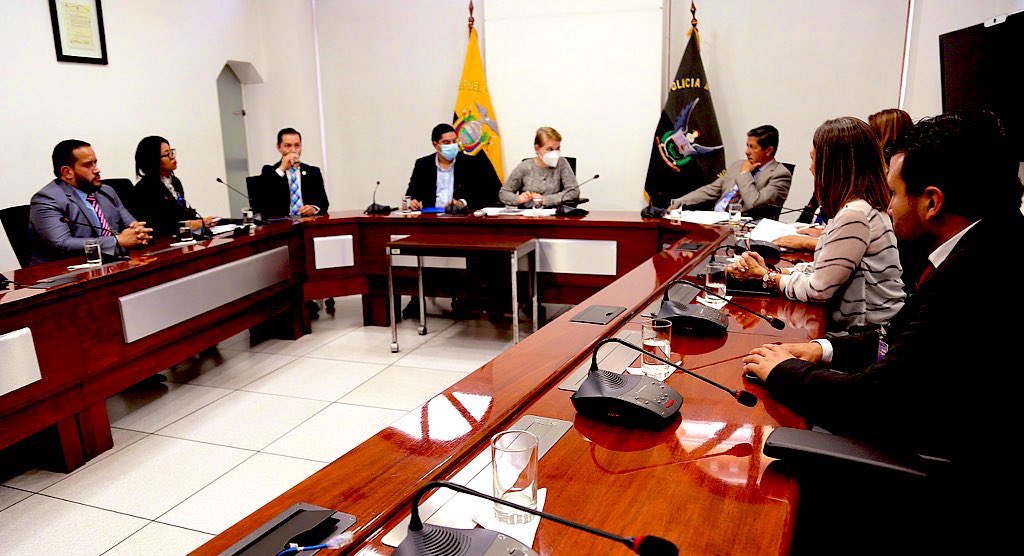 JuanPHidalgoC's tweet photo. Hoy⬇️

En @Presidencia_Ec  junto a @BDEcuadorBP @CNEL_EP @FinanzasEc y demás autoridades trabajando por el agua potable de Esmeraldas.

Con el alc. de Zamora, Manuel González, trabajando por su cantón.

En @CongopeEcuador solventando las deudas heredadas a los Gob. Prov. https://t.co/WGASS7I28j