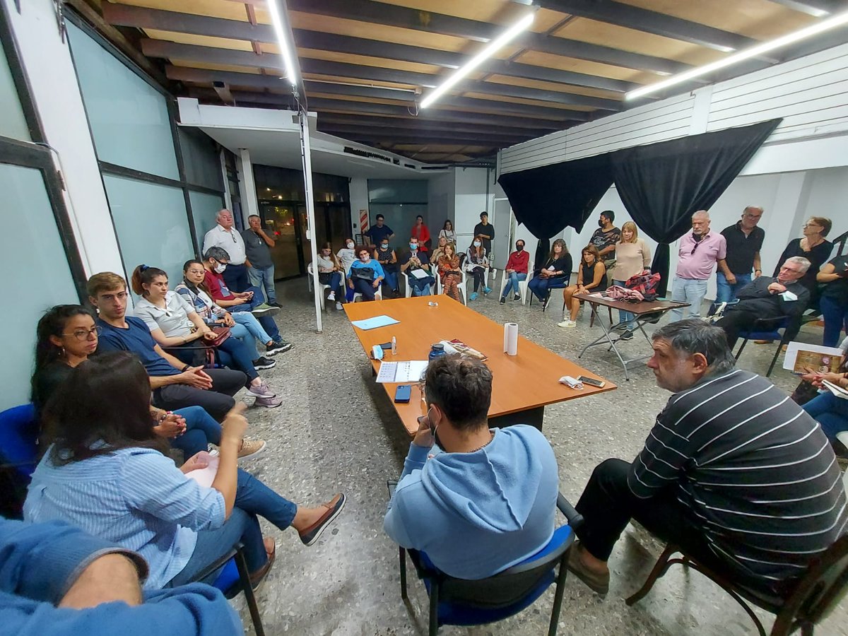 ProQuilmes1's tweet photo. Estamos construyendo una opción para el 2023. La #MesaDeEnlaceEducativa de @JuntosCambioQ trabajando de manera coordinada con los consejeros escolares para diseñando políticas para la educación. https://t.co/sox7XeZseW