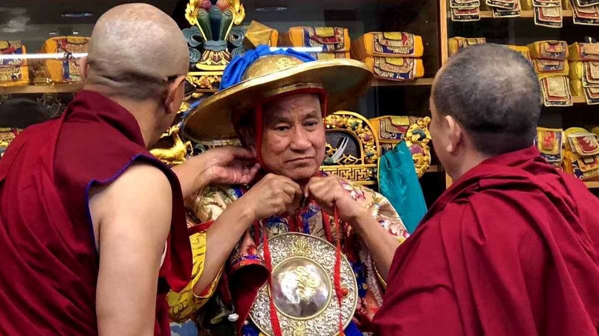 Cynthia_Lee_'s tweet photo. Panglung Oracle takes trance of #DorjeShugden. Read Dorje Shugden’s 2022 Losar Advice → https://t.co/agPvWQ29N6

#losar2022 #tibetanbuddhism #tibetannewyear #buddhism #advice #wisdom #wordsofwisdom #compassion #shugden #worldpeace #dharma #spirituality #goodadvice #tsemtulku https://t.co/4ZDPjHEK8X