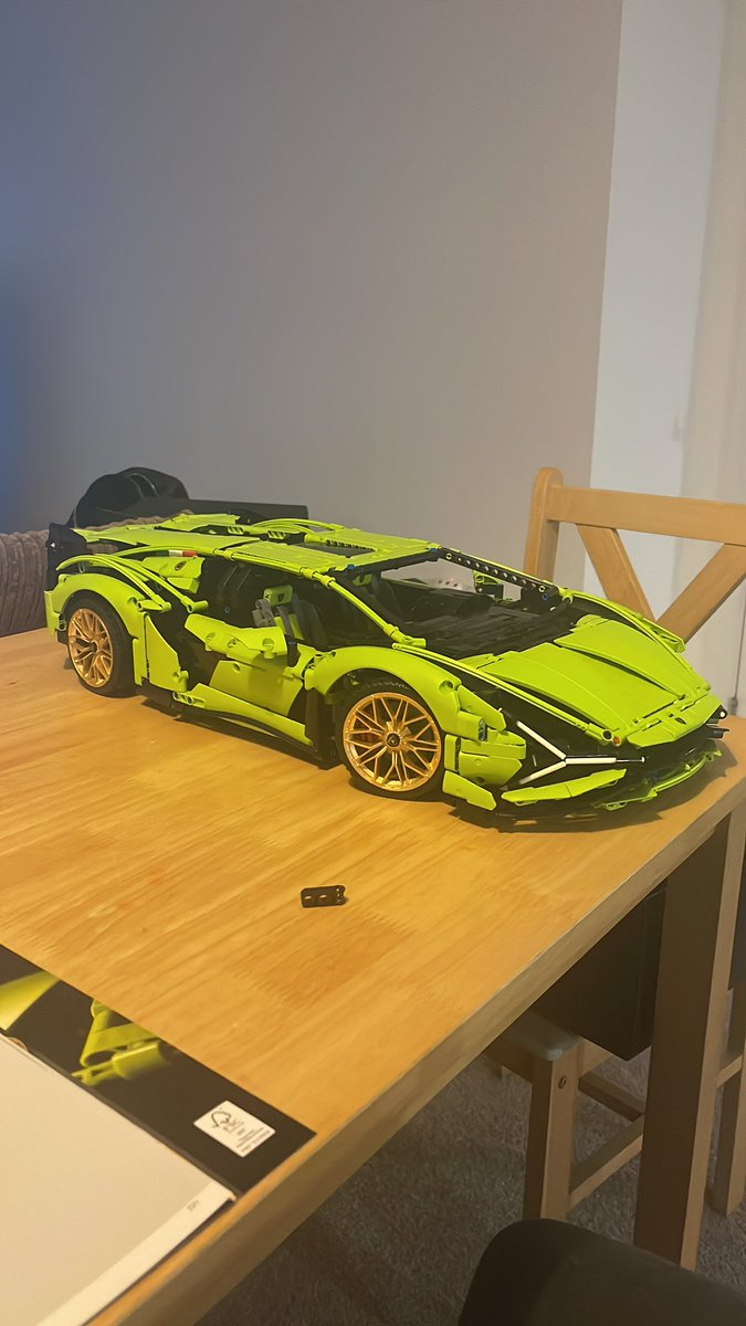 LEGEND1303's tweet photo. Lamborghini Sián FKP 37. 20 hours build time and looks stunning. Well made and well designed @LEGO_Group https://t.co/iNttdvFvae