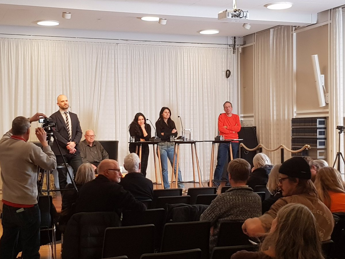 EftertrykMag's tweet photo. Snapshot fra #eftersyn afholdt i samarbejde med @BiblioteketF 👇Her debatterede Uffe Østergård, @AhlamChemlali, Peter Viggo Jakobsen og @MozhdehG om asylsystemet i Europa er forældet eller udgør et vigtigt værdigrundlag 🤔 Titel var “Fort Europa” og @NHJespersen ordstyrede💥 https://t.co/PSbjSkDvXj