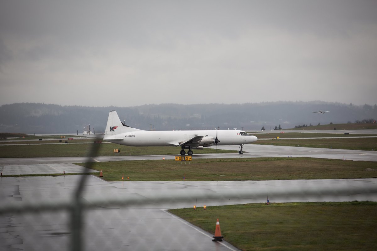 Philm_et_al's tweet photo. and some from around the fence
#AvGeek #sightseeing #CYYJ https://t.co/wxIJiEvgH5