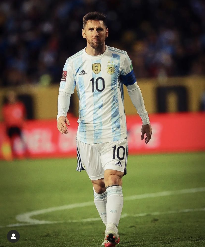 gastonedul's tweet photo. La noticia del entrenamiento es que Leo Messi se entrenó muy bien. Se siente mejor. Llega al viernes. El capitán va a estar. https://t.co/EOkGYgP7jY