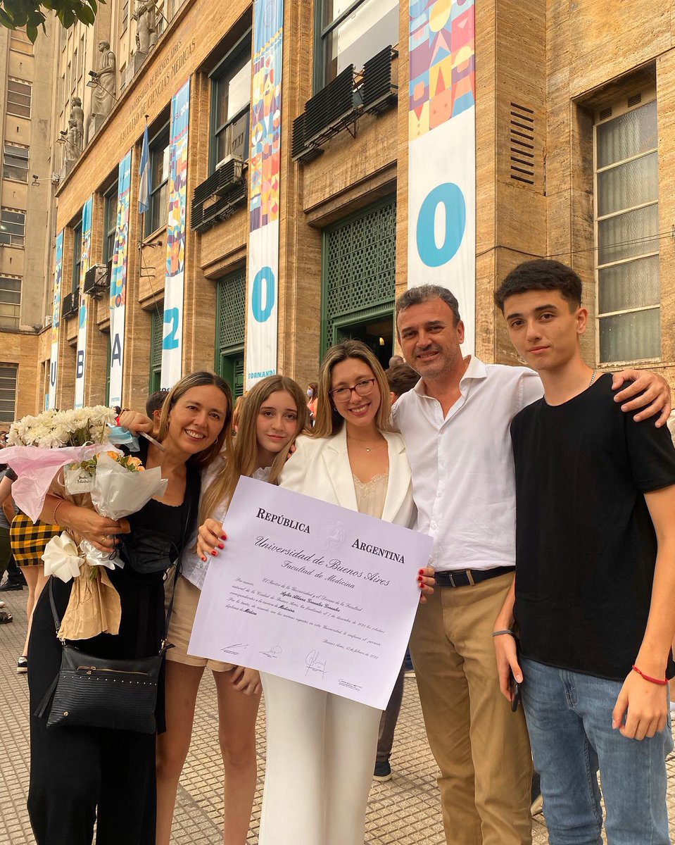 gonzaalezaylen's tweet photo. La universidad pública hizo de mi todo lo que soy y todo lo que voy a ser para siempre. Hay papelito. Soy médica de la UBA. Estoy eternamente agradecida con mi facultad, mi país y las personas maravillosas que me acompañaron y acompañan incondicionalmente. Muero de amor❤️ https://t.co/7hwNwWfWUz
