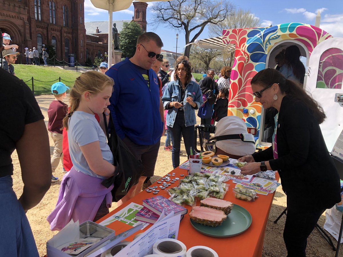 eat_modified's tweet photo. Some of the kids who visited our food cart called GMOs “The Science Fruits!”
We love it!
#Eatingisbeliving #AgOnTheMall #EatModified https://t.co/Ja6LEjs0Kl