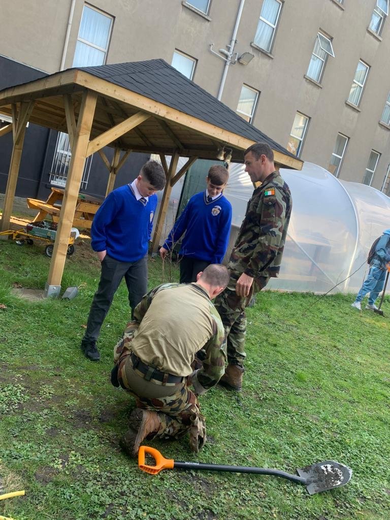 eoinstanley's tweet photo. Small things matter, not necessarily the act, but the time spent giving may be what makes a difference. Today we spent time with students from O'Connels post primary in the North Inner City planting trees in their school. #defenceforcesireland #community #treeweek2022 https://t.co/6hMEWz6PVM