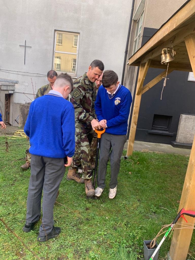 eoinstanley's tweet photo. Small things matter, not necessarily the act, but the time spent giving may be what makes a difference. Today we spent time with students from O'Connels post primary in the North Inner City planting trees in their school. #defenceforcesireland #community #treeweek2022 https://t.co/6hMEWz6PVM