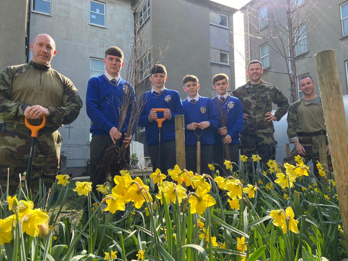 eoinstanley's tweet photo. Small things matter, not necessarily the act, but the time spent giving may be what makes a difference. Today we spent time with students from O'Connels post primary in the North Inner City planting trees in their school. #defenceforcesireland #community #treeweek2022 https://t.co/6hMEWz6PVM