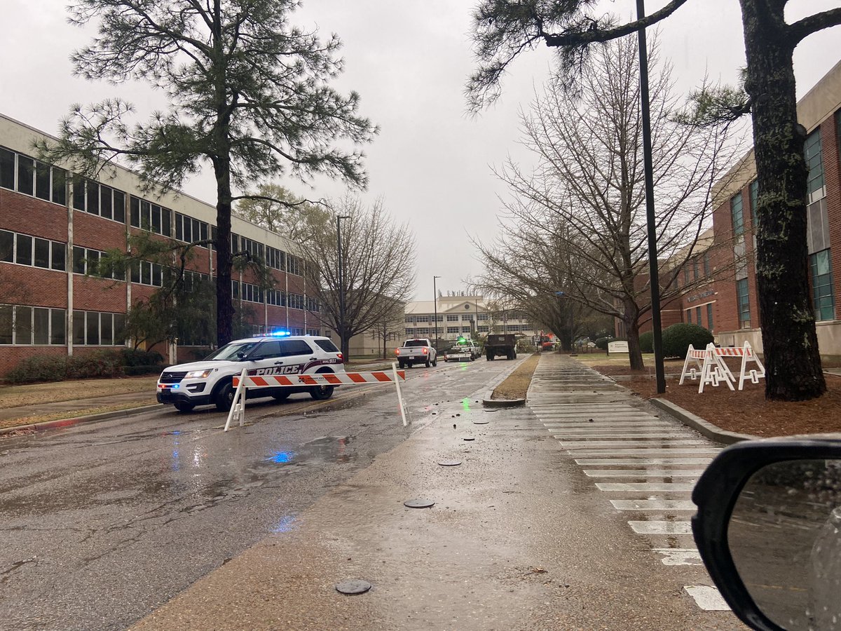 maggyejoWX's tweet photo. MSU workers already assessing & working on multiple sites around campus that experienced falling tree-limbs. @WTVAWeather #msux #msuwx https://t.co/f2a3Ye1QWk