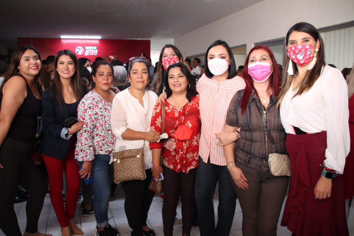 Acompañé a <a href="/MemoValenciaR/">Guillermo Valencia</a> y <a href="/XochitlRuizG/">Xochitl Ruiz</a> en su registro para la dirigencia del <a href="/CDEPRIMICH/">PRI Michoacán</a>; registro de #unidad que abonará al futuro y a la evolución de nuestro partido.