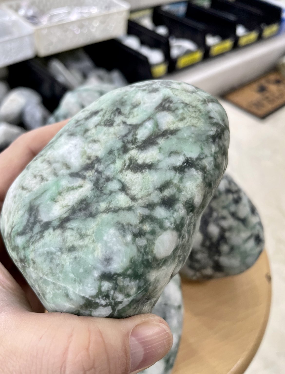 糸魚川翡翠原石【圧砕・研磨】1053g