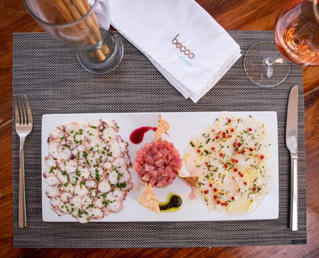No podrás resistir a nuestro exquisito menú, te esperamos en #BeccoAlMare #Acapulco 🍸