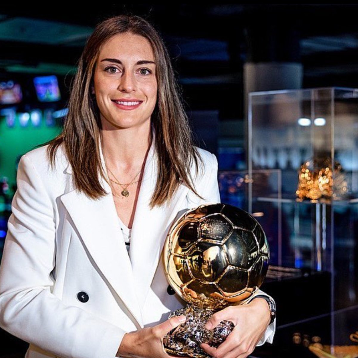 InvictosSomos's tweet photo. Alexia Putellas en la presente temporada con el Barça:

➤ 27 goles.
➤ 16 asistencias.
➤ 31 partidos.
➤ Marcó y asistió en la Liga.
➤ Marcó y asistió en Champions.
➤ Marcó en Supercopa.
➤ Marcó en Copa.
➤ Líder asistente en la Liga.

LA MEJOR FUTBOLISTA DEL MUNDO. https://t.co/8Pp34pwC4B