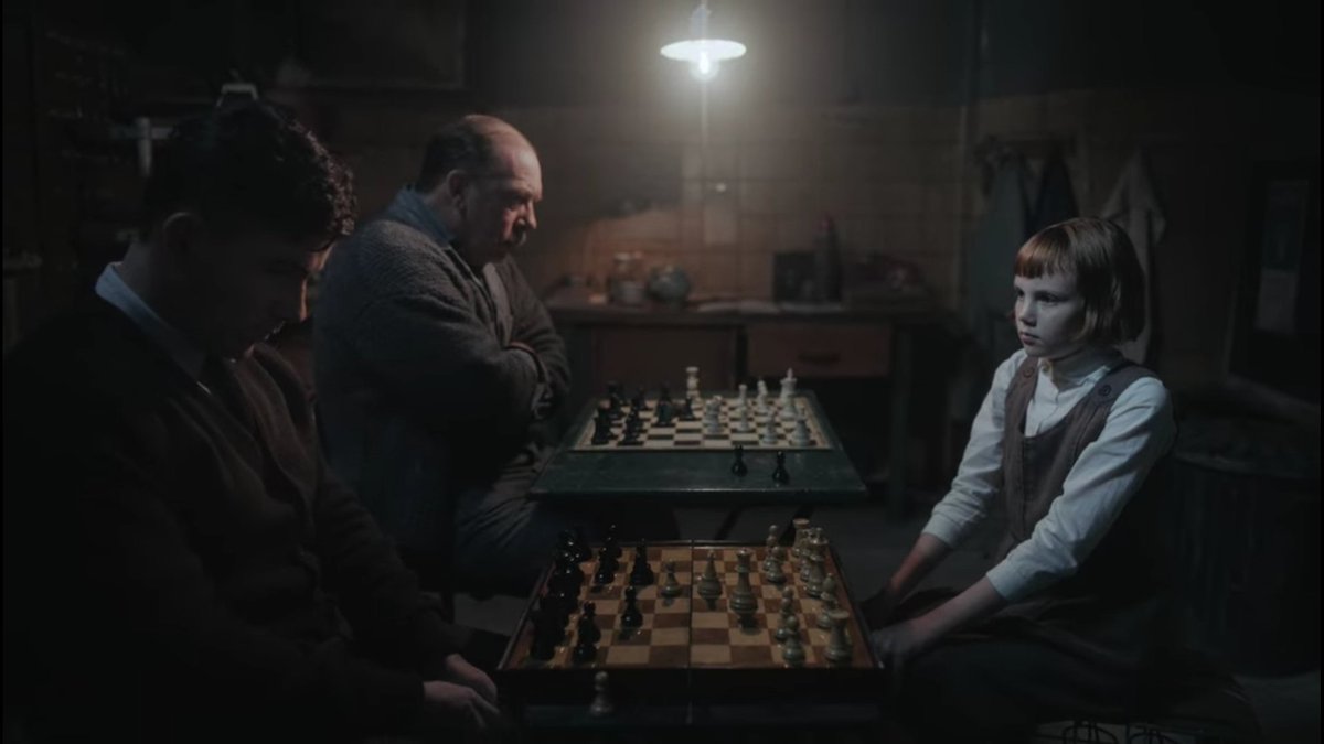 SalvoChillemi's tweet photo. "Dove giochi quindi? Nella mia testa ...sul soffitto" #lareginadegliscacchi @NetflixIT https://t.co/jXXG0b7l6a