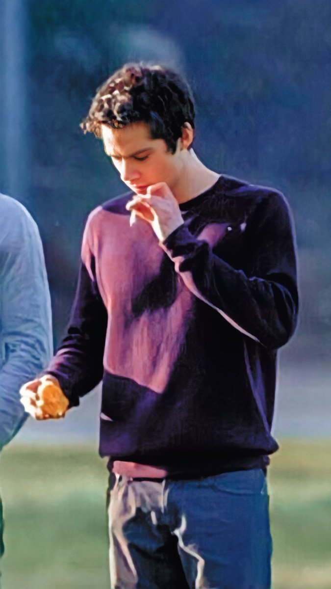 pic.twitter.com/FZb4mpxQgs. dylan comiendo una naranja y fumandose un pucho...