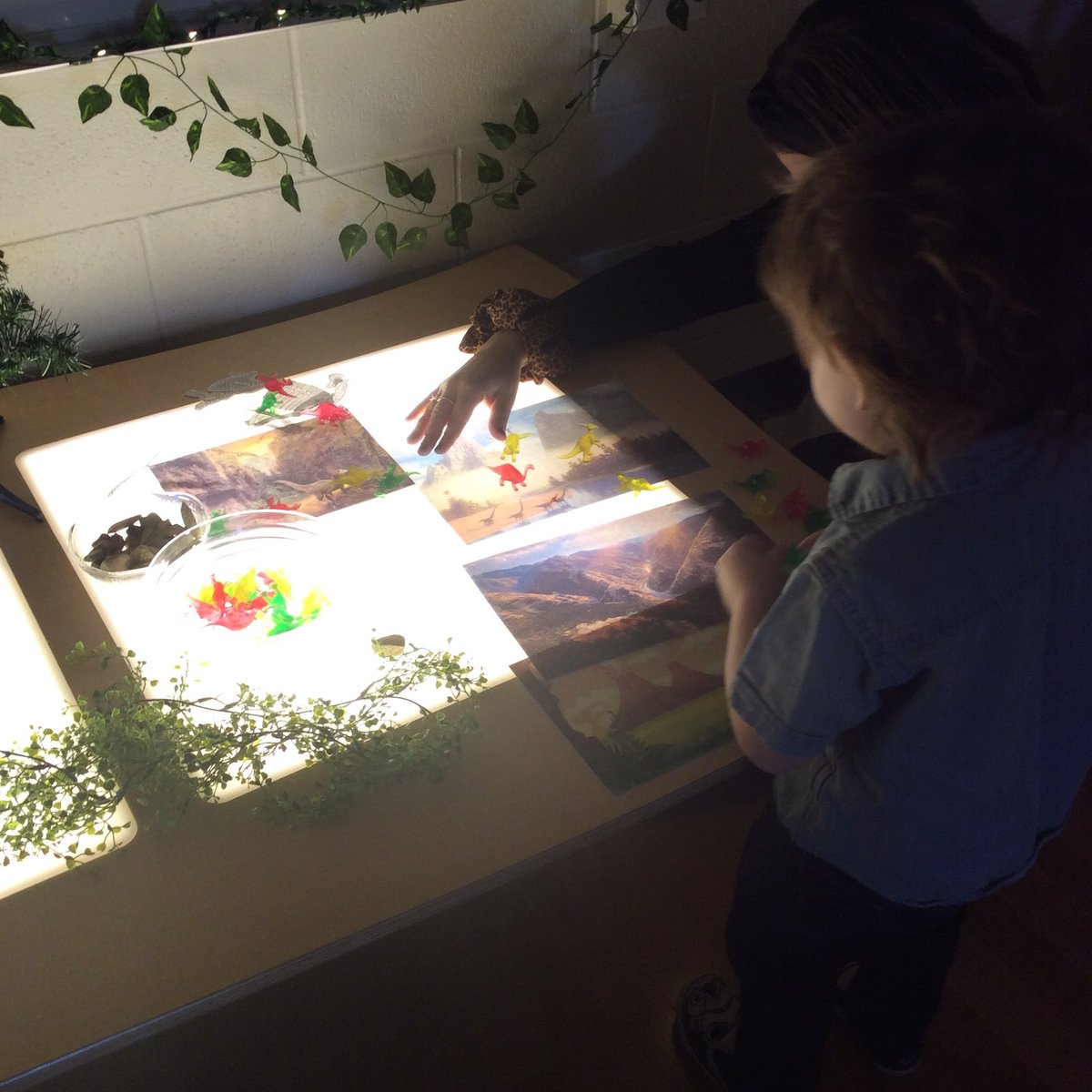 IRECPreK's tweet image. 🦖💡Dinosaur Small World Play 💡🦖 So many engaging play possibilities prompted by dinosaur figurines, rocks, gemstones, &amp;amp; prehistoric scenes at our @naturalpod #LightTable in #PreK! Growing our language &amp;amp; communication skills as we create stories &amp;amp; share ideas w/ peers. @IREC1