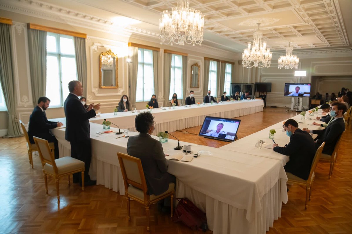 IvanDuque's tweet image. Nos reunimos con estudiantes e investigadores de posgrado de @JohnsHopkins, quienes destacaron los avances en la implementación de la #PazConLegalidad. Abordamos logros en títulos de propiedad rural, #AgriculturaPorContrato y asignación de créditos a pequeños productores.