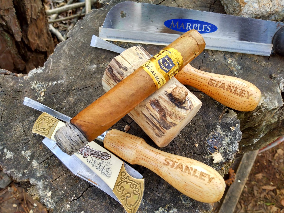 MonkMan2015's tweet photo. #HappyTuesday. I'm digging how the prototype cigar rest is coming out. And the cigar @hoyocigars is smoking beautiful.
#SOTL #BOTL #CigarLife #ArtLife #ArtistOnTwitter #WoodWork #LongAsh https://t.co/QfrNo6BvJT
