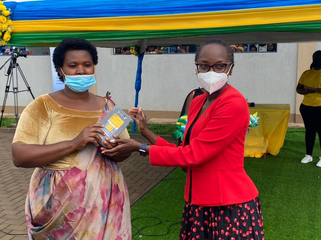 RSCPryce's tweet photo. As the proud grand-daugther of a Jamaican π―π² market woman (small scale trader), I was pleased to open the @WorldBank-financed cross-border market in #Bugarama and deliver smartphones to female traders. Markets can be a path to prosperity for poor families!! https://t.co/wqbR6jtI4p