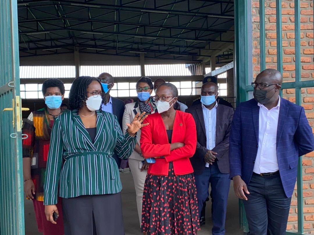 RSCPryce's tweet photo. As the proud grand-daugther of a Jamaican π―π² market woman (small scale trader), I was pleased to open the @WorldBank-financed cross-border market in #Bugarama and deliver smartphones to female traders. Markets can be a path to prosperity for poor families!! https://t.co/wqbR6jtI4p