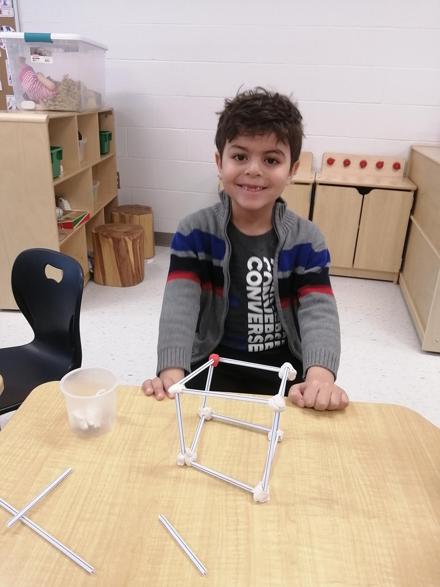 Les élèves de Mme Florence (MJB) sont fiers de montrer leur construction de solides.
