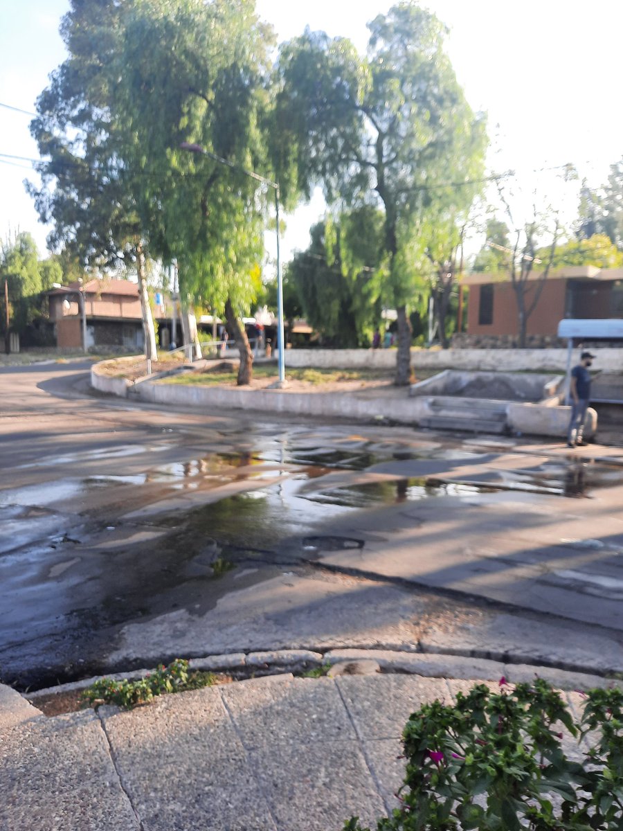 belucha27's tweet photo. En el día mundial del agua ojalá @AguasMendocinas solucione esta pérdida que lleva más de un mes en el Barrio Supe . Agua potable que corre por la calle 24 horas @TadeoGZ @MuniGodoyCruz @MendozaGobierno https://t.co/GBVoMxVm5r