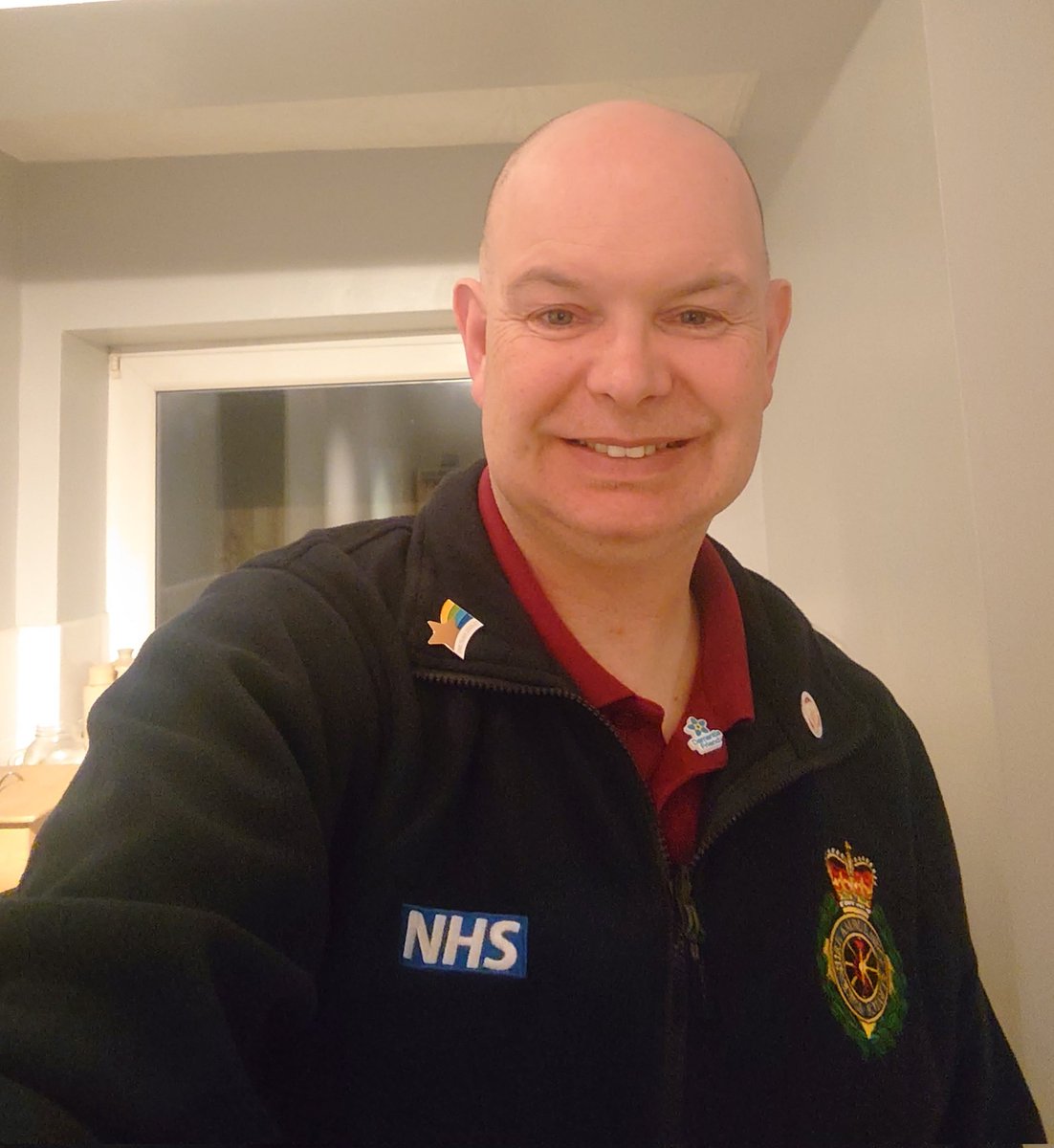LordDarby's tweet photo. Quiet night on call tonight with @YorksAmbulance as the @YASCFR for Garforth. My only trip out was to check the local community defibs. They're fine, thanks for asking 😁

So here's a picture of me in my new jacket and @DementiaFriends badge ♥️
#Volunteer https://t.co/rO6EIxoXHU
