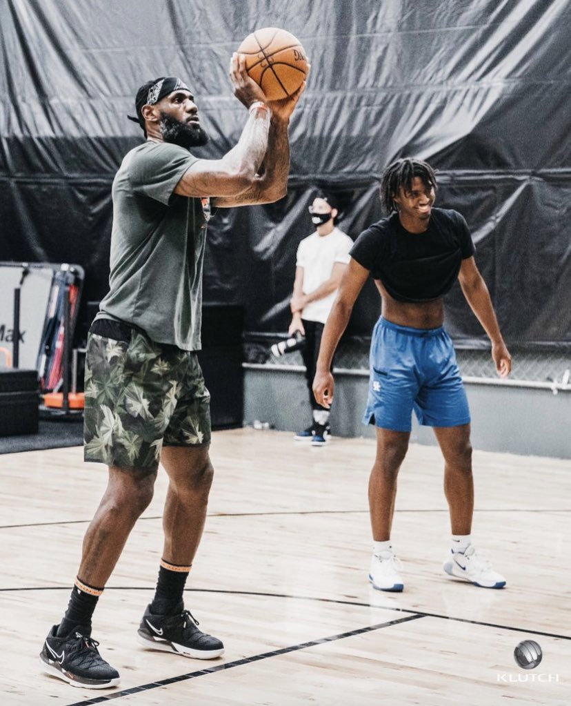 Maxeybetter's tweet photo. In this picture it’s the greatest player of all time and some random named LeBron https://t.co/LF5V425ukA