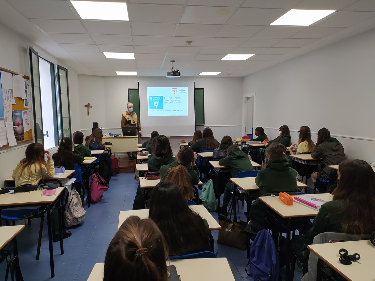 Arangoyabilbao's tweet photo. Hoy #DiaMundialdelAgua2022  1° #Bachillerato CCSS y HH, ha participado en la sesión “Derecho al #agua: un recurso cada vez más escaso” de @Fundacion_FISC ¡Muchas gracias a Jesús Pizarro! https://t.co/AxgH4N6HEb