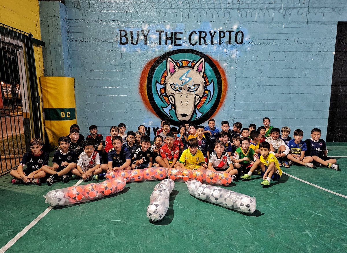 ClubDefCastelar's tweet photo. Llegó una nueva colaboración de @VoltInuOfficial ! Seguimos trabajando juntos por los chicos.
⚽ 25 balones.. Gracias!
Probably nothing 👀

⚡🔰⚽ https://t.co/auNvDYPZHx