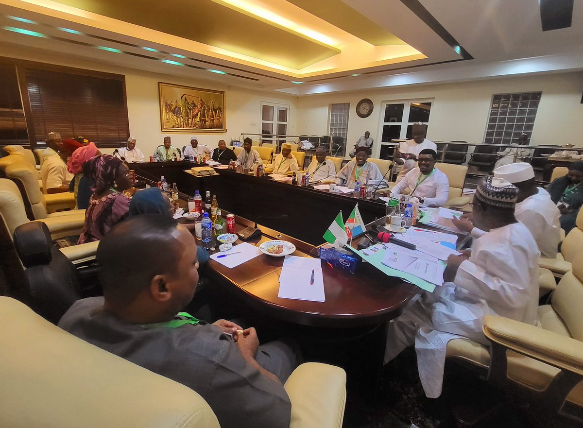 AtpHausa's tweet photo. YANZU-YANZU : Ana cigaba da zama Domin tantance  kwamitin da zasu gabatar da taron Jam'iyyar APC Na kasa a ranar Asabar mai zuwa 26, 

Shin wa kuke ganin zai zama shugaban Jam'iyyar APC na kasa ? https://t.co/OZr0mGi6Dq