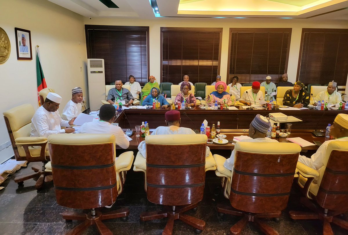 AtpHausa's tweet photo. YANZU-YANZU : Ana cigaba da zama Domin tantance  kwamitin da zasu gabatar da taron Jam'iyyar APC Na kasa a ranar Asabar mai zuwa 26, 

Shin wa kuke ganin zai zama shugaban Jam'iyyar APC na kasa ? https://t.co/OZr0mGi6Dq
