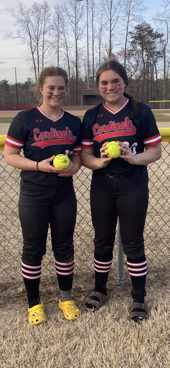 Jayleen2025's tweet photo. got my first high school over the fence homerun today! also congrats to @JHutch2024 with her 3 run bomb!!💣 https://t.co/wBVBErBrfz