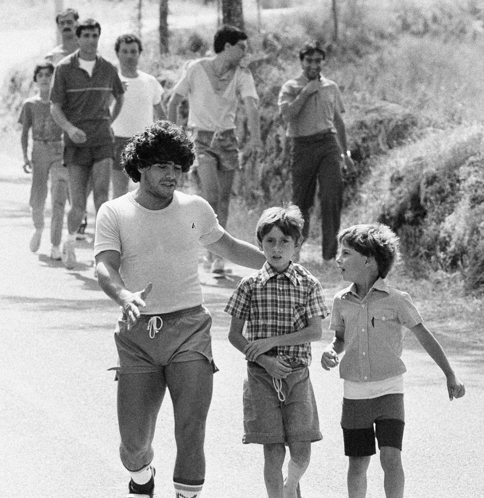 MeliSutera's tweet photo. 1984. Maradona se instala en Castel del Piano para hacer su primera pretemporada con Napoli. Mientras entrena, se cruza con hinchas que quieren acompañarlo. https://t.co/gFizXyqfJi