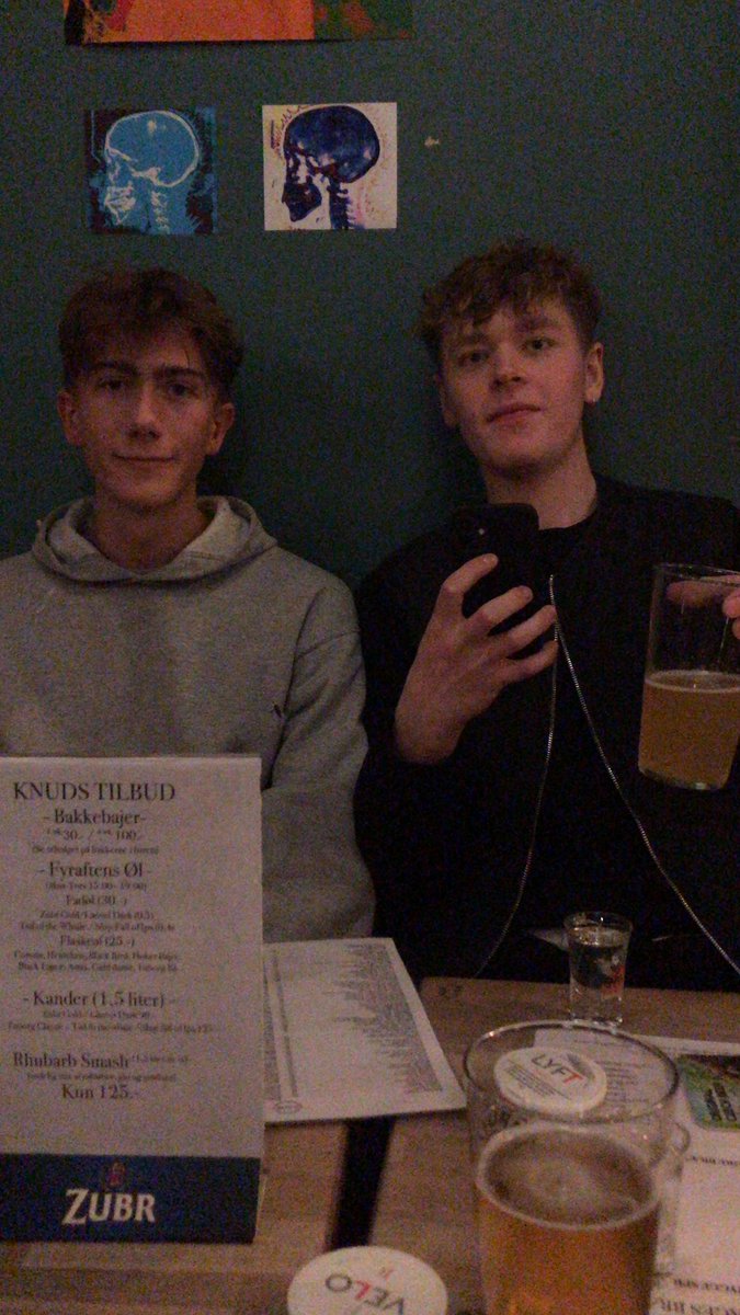 BonkyBitchFace's tweet photo. Så er man lige ude med boys og få en lille en (med sidevogn).#elskerpostgymlivet @chokokiksen @SorenFnat01 https://t.co/f9NEx0Ryvs