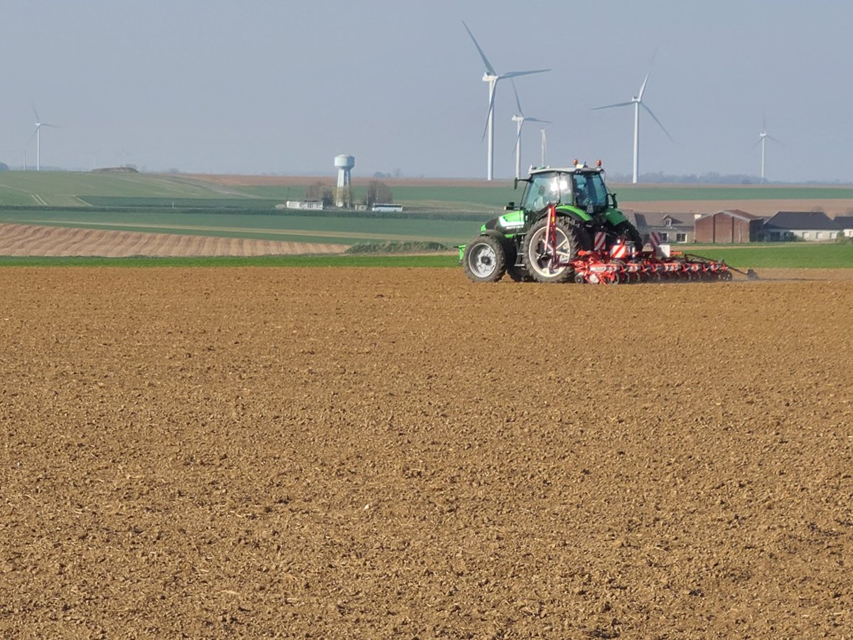 killerkencoles's tweet photo. In the north of France with an old student/friend Charles. Sugar beets are going in, winter canola is bolting. Winter wheat trial looking good and checking out soil and nodules from legume/oat cover crop. @FarmingSmarter @NuffieldCanada @NuffieldFrance @AlbertaWheat https://t.co/iUGDf0uhC3